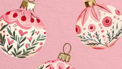 Ilustracija novogodišnjih kugli na roze pozadini.