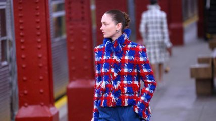 Manekena u crveno-plavom sakou na Chanel reviji.