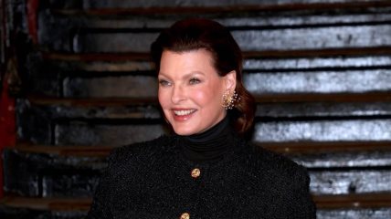 Linda Evangelista u crnom sakou na Chanel reviji.