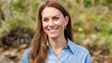 Kate Middleton u plavoj košulji.
