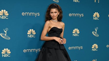 Zendaya u crnoj haljini na dodeli Emmy nagrada 2022. godine.