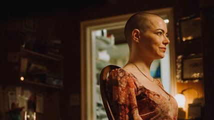 Emma Stone u filmu Bugonia (2025), koji je režirao Yorgos Lanthimos.