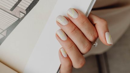 Krupan kadar na bele nokte žene.