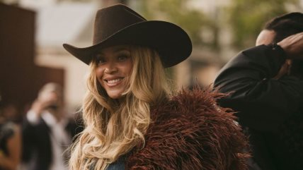 Beyonce sa braon kaubojskim šeširom.