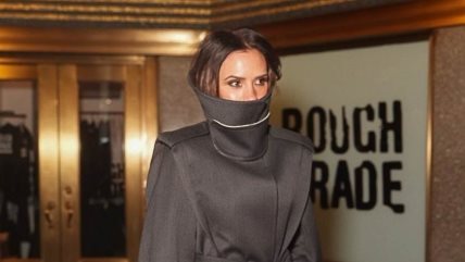 Victoria Beckham u sivom kaputu na visokom kragnom.