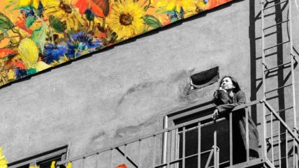 Ilustracija žene koja zamišljeno gleda sa terase, a umesto neba je cveće.