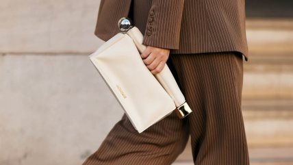 devojka sa Jacquemus torbom