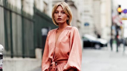 Žena u roze haljini od satena.