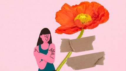 Ilustracija žene koja samu sebe grli i velikog cveta koji stoji pored nje, na roze pozadini.