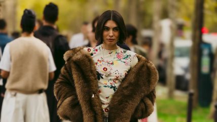 Žena u braon kaput od krzna.