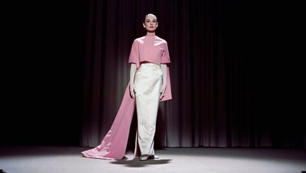 Glumica Audrey Hepburn u filmu Funny Face u roze bluzi i beloj suknji.