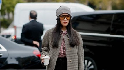 Žena u pepito kaputu sa zlatnim dugmićima.