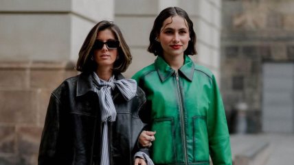 Jedna devojka u crnoj kožnoj jakni, druga u zelenoj kožnoj jakni.