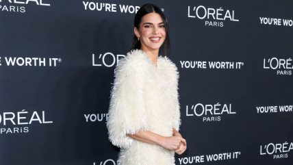 Kendall Jenner u beloj krznenoj haljini na godišnjem L'Oreal Paris događaju u Los Anđelesu.