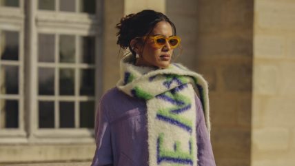 Devojka u ljubičastom duksu sa velikom šalom.