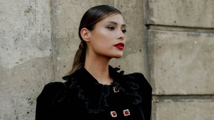 Devojka u maloj crnoj haljini od pliša.