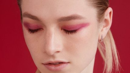 Glumica Hunter Schafer sa roze šminkom.