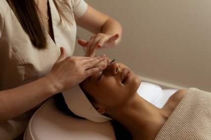 Žena na tretmanu lica.