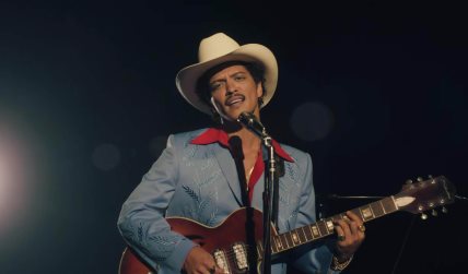 Bruno Mars u spotu za pesmu Die With A Smile koja je duet sa Lady Gagom.