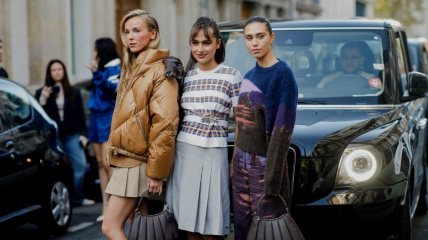 Tri devojke u različitim modnim kombinacijama.