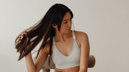 devojka provlači prstima kroz kosu