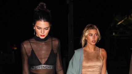 Kendall Jenner i Hailey Baldwin na koncertu Adele u 2016. godini.