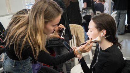 šminkanje u backstageu revije Carven