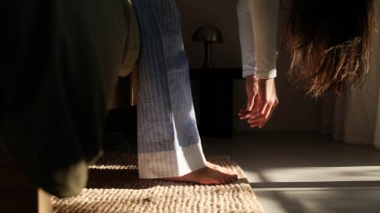 Žena ustaje iz kreveta.