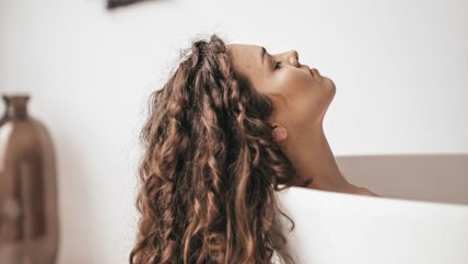 Žena sa puštenom talasastom kosom.