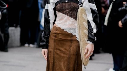 Žena u braon uskoj suknji od antilopa.