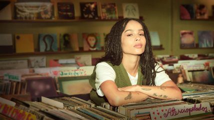 Zoë Kravitz u seriji High Fidelity u prodavnici ploča.