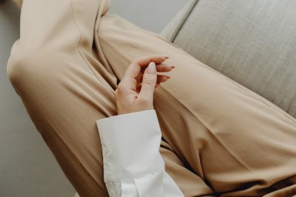 Krupan kadar ženske ruke sa sređenim noktima bademastog oblika.