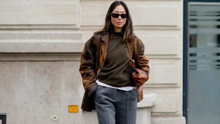 Žena u krojenim sivim pantalonama.