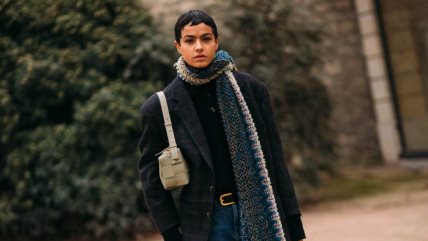 Devojka sa šalom i torbom