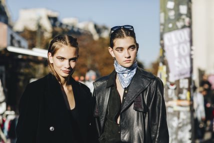 Sve devojke u crnim outfitima; jedna nosi plavu maramu.