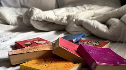 Naslagane knjige na krevetu