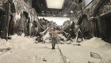 Tamara Deverell na setu Netflixovog filma Frankenstain.