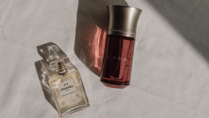 dva parfema na beloj pozadini