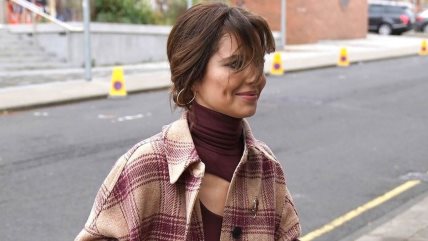 Žena u kariranom flanelskom mantilu.