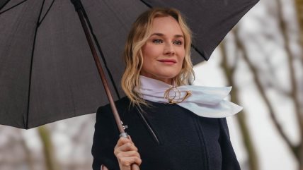 devojka sa maramom i kišobranom