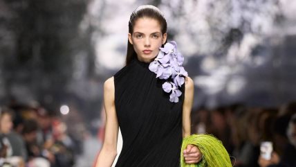 devojka sa cvećem na reviji Dior