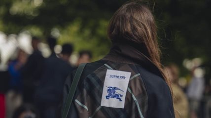 Žena okrenuta leđima u mantilu.