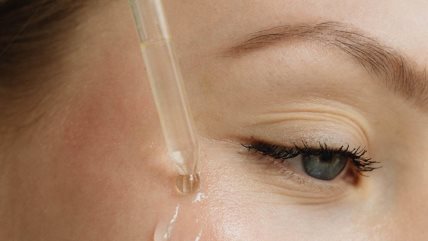 devojka nanosi serum ispod očiju