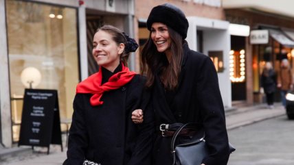 dve devojke u crnom na ulici