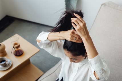 žena podiže kosu u rep