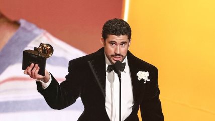 Bad Bunny drži govor nakon što mu je uručen Grammy za najbolji album godine.