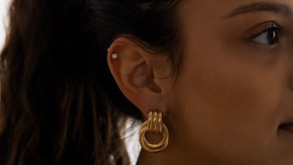 Krupan kadar na minđuše devojke koja gleda u stranu.