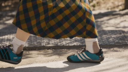 Krupan kadar na plave patike žene koja je u pokretu.