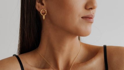 Žena koja gleda u stranu.