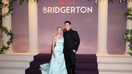 Yerina Ha i Luke Thompson na premijeri Netflixove serije Bridgerton.